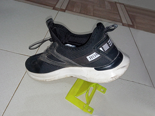 Products that have no shadows after photography. As a result, the product seems to float due to lack of shadow. Fast Reachers has a team of experts who can solve this problem. Those who create natural shadow with great skill give the product a real feel to the buyer