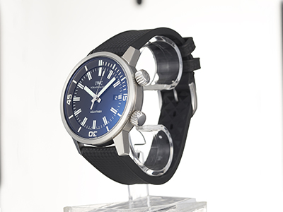 We take product picture for sell products online. But as a result of taking pictures with a high resolution camera very small dirt that cannot be seen with the naked eye that dirt looks so big. As a result, product images cannot be presented in online shops in this situation. So Fast Retoucher use different tools of Adobe Photoshop to make the product look attractive.